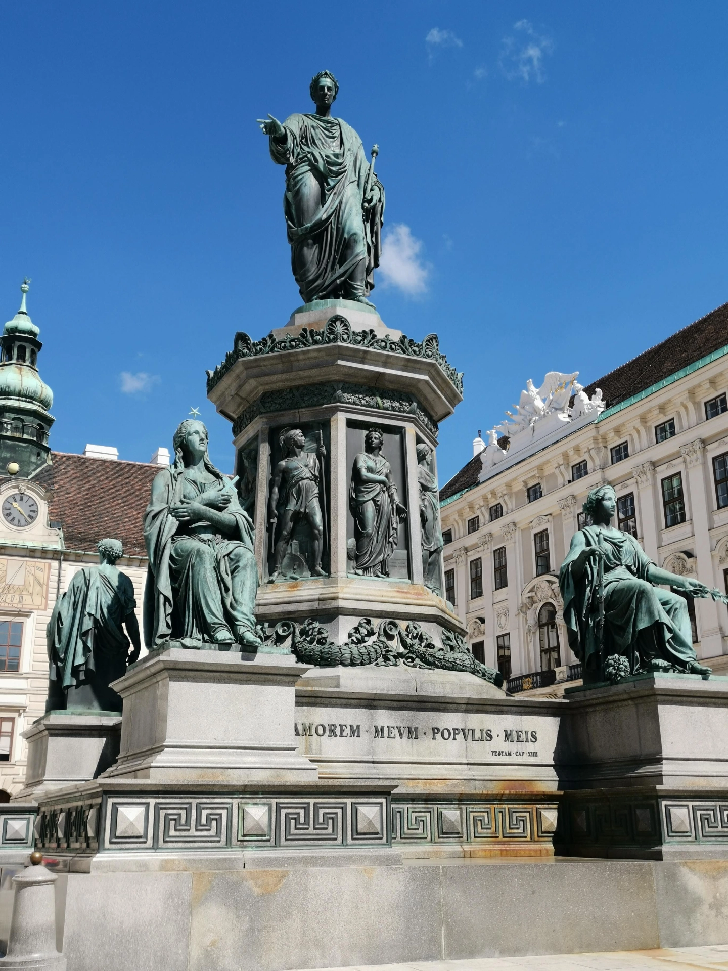 monumento-sulla-Burgplatz